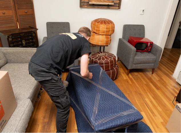 Mover taping household items