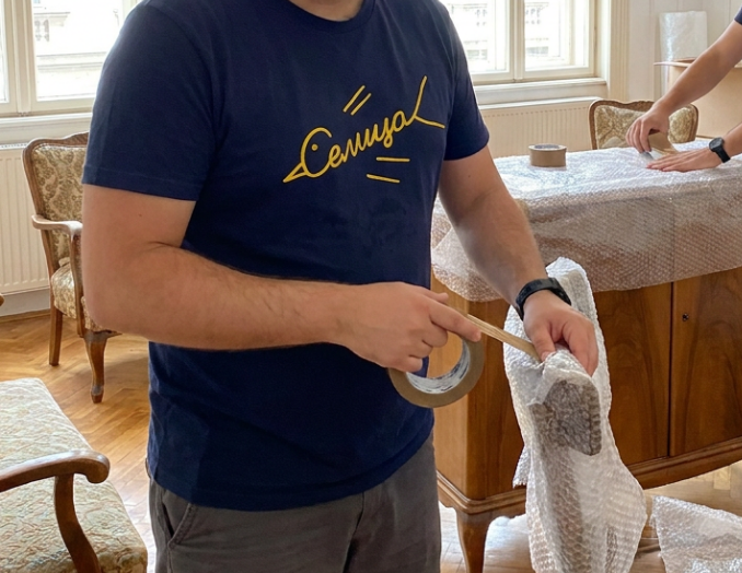 movers packing items
