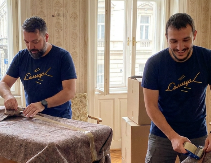 movers packing items