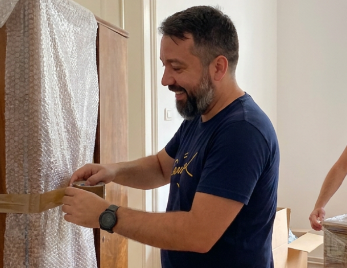 movers packing items